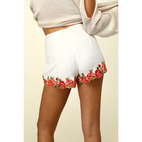 LAST ONE!Woven Shorts with Rose Embroidery Details - Picture 4 of 4